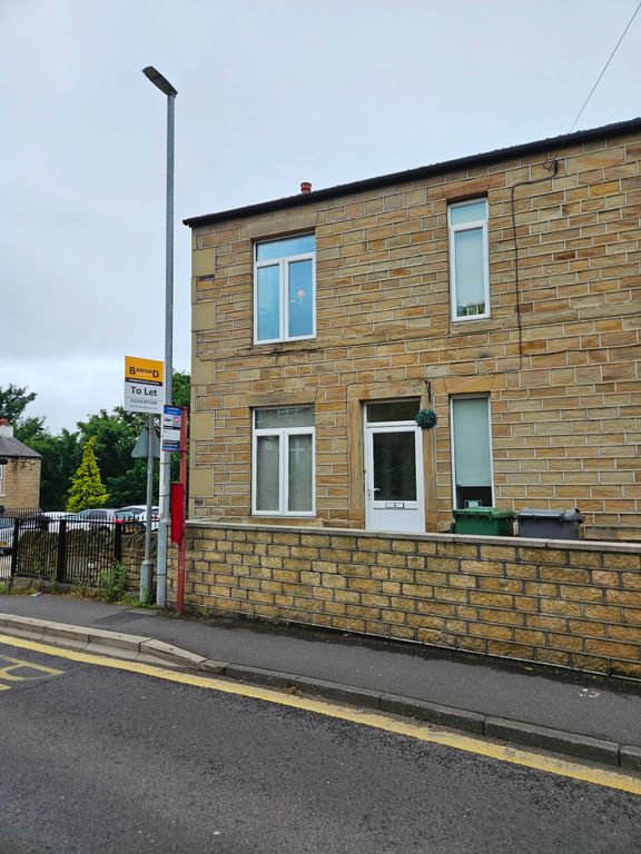 2 bed semidetached house to rent in Cross Bank Road, Batley WF17, £795