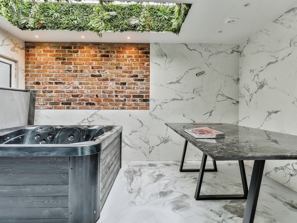 8 bed terraced house for sale in Trafalgar Square, Scarborough, North