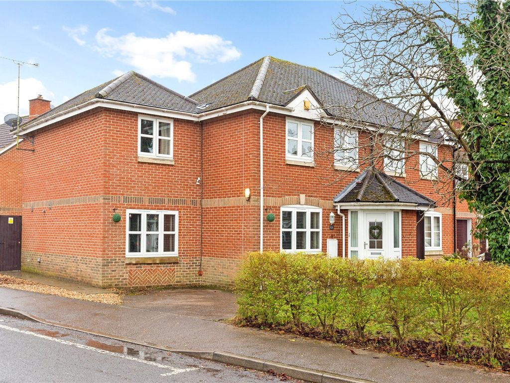 4 bed semidetached house for sale in Holbrook School Lane, Horsham