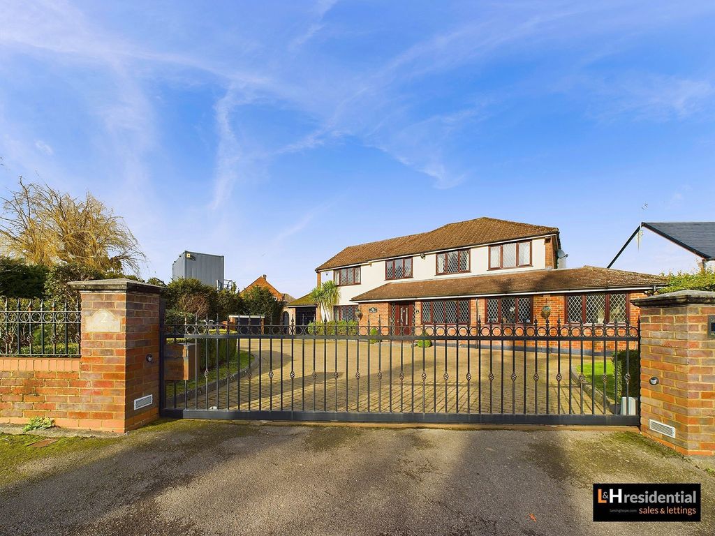 5 bed detached house for sale in Links Drive, Elstree WD6, £1,650,000