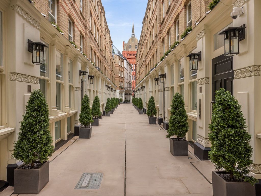 Pinks Mews, 1-6 Dyer's Buildings, London EC1N  