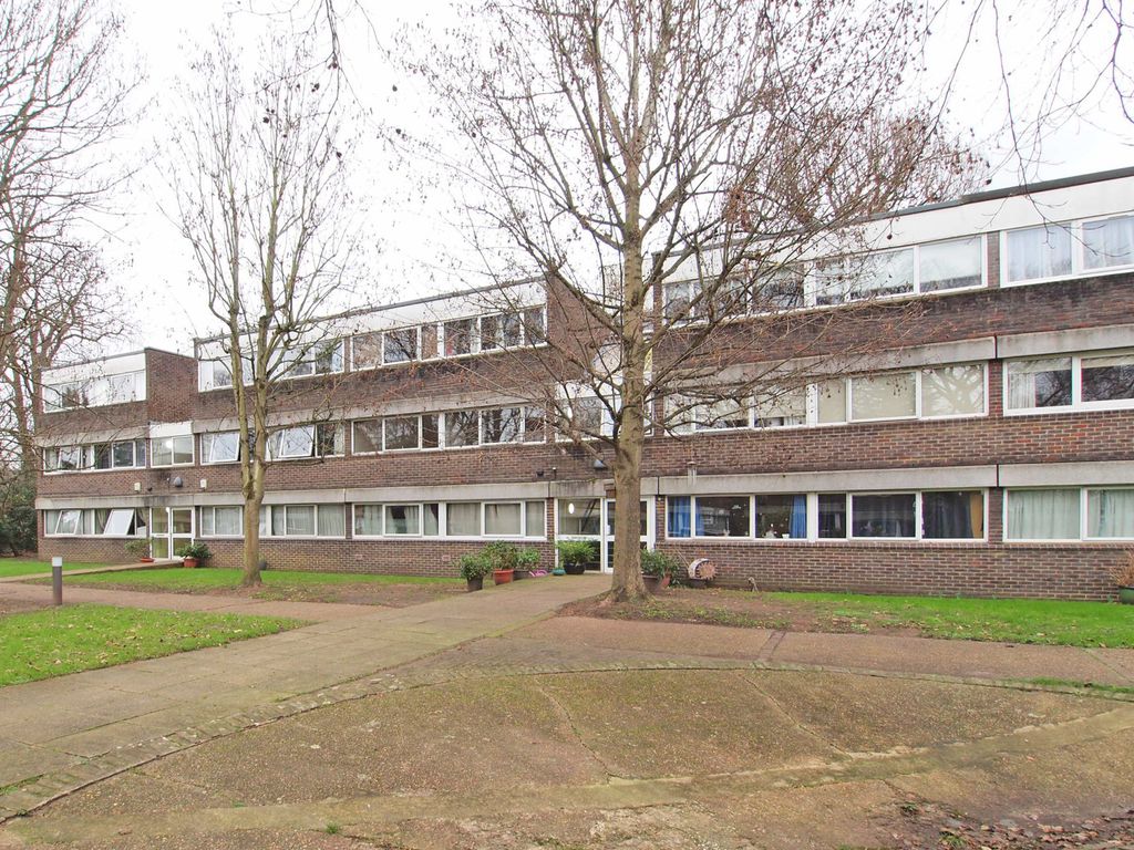 3 bed flat for sale in Chessington Road, Ewell Village, Surrey KT17, £