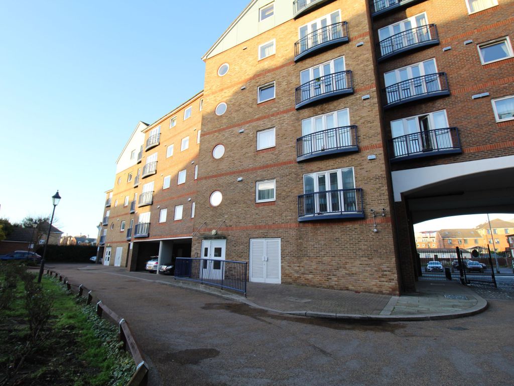 2 bed flat for sale in Argent Court, Argent Street, Grays RM17 Zoopla