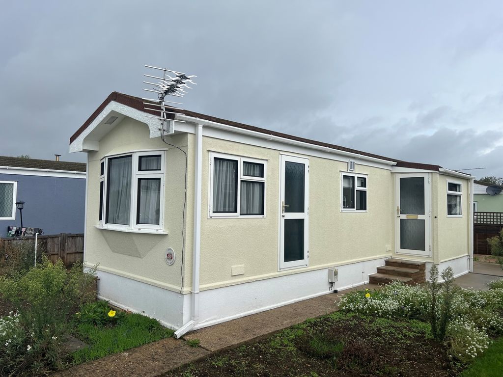1 bed mobile/park home for sale in Penton Park, Chertsey, Surrey KT16