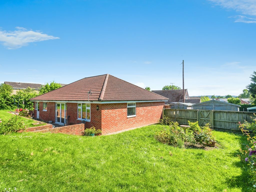 3 bed bungalow for sale in Liddington Street, Swindon, Wiltshire SN2, £