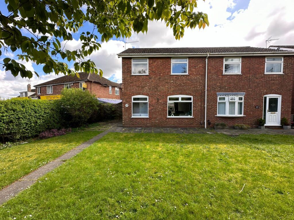 3 bed semidetached house for sale in Salhouse Road, Sprowston, Norwich