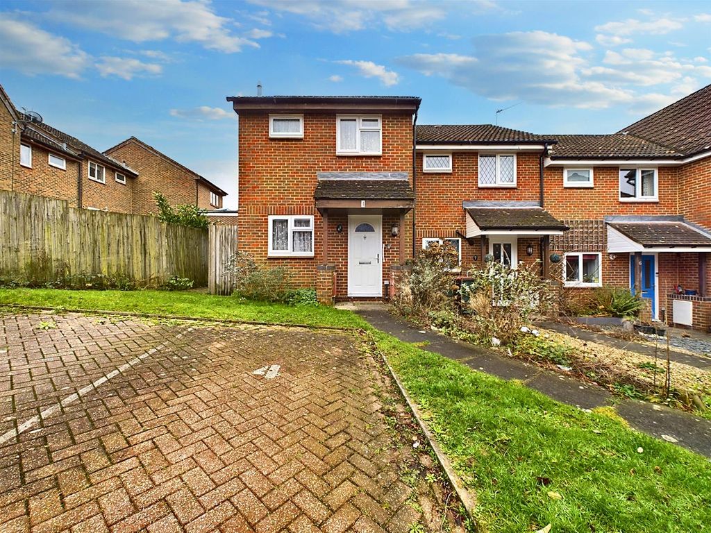 2 bed end terrace house for sale in Leybourne Close, Pease Pottage