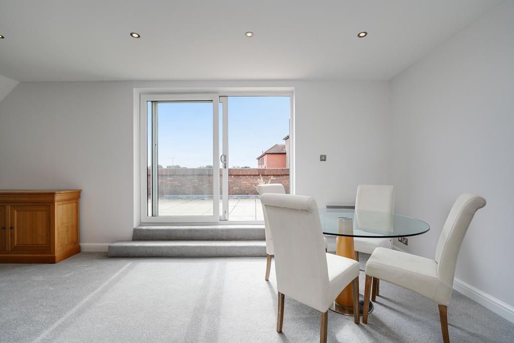 2 bed flat to rent in Cobham Gate, Freelands Road KT11 Zoopla