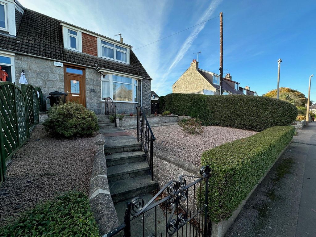 2 bed semidetached house to rent in Hilton Walk, Aberdeen AB24, £975