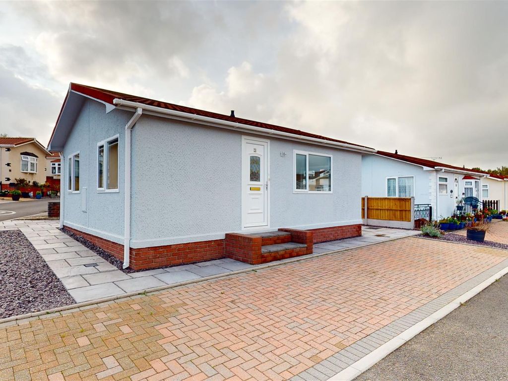 2 bed mobile/park home for sale in Queens Drive, Cambrian Residential