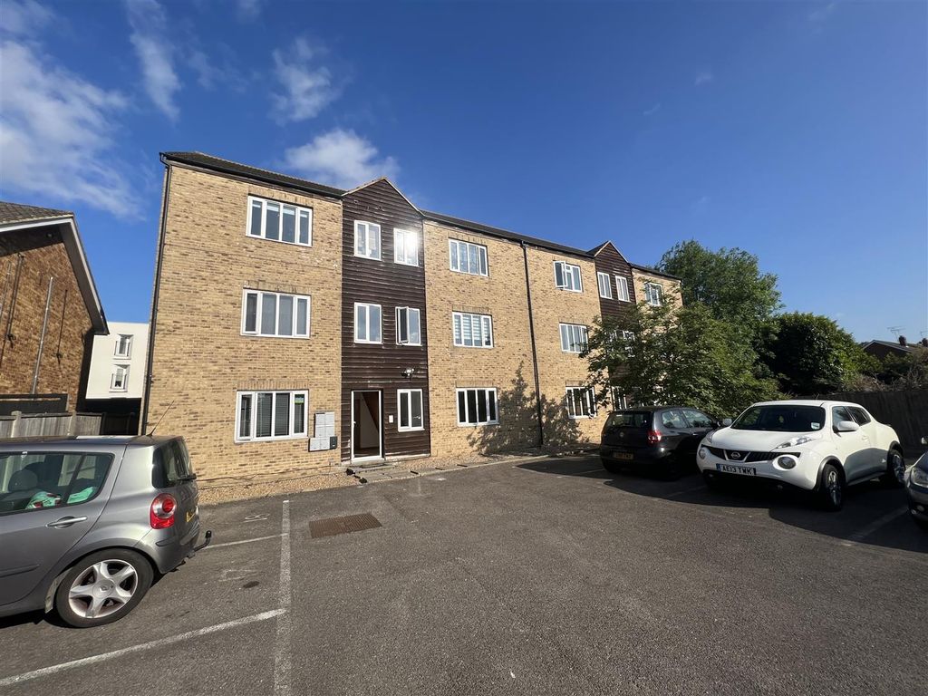 2 bed flat to rent in Victoria Road, StanfordLeHope SS17 Zoopla