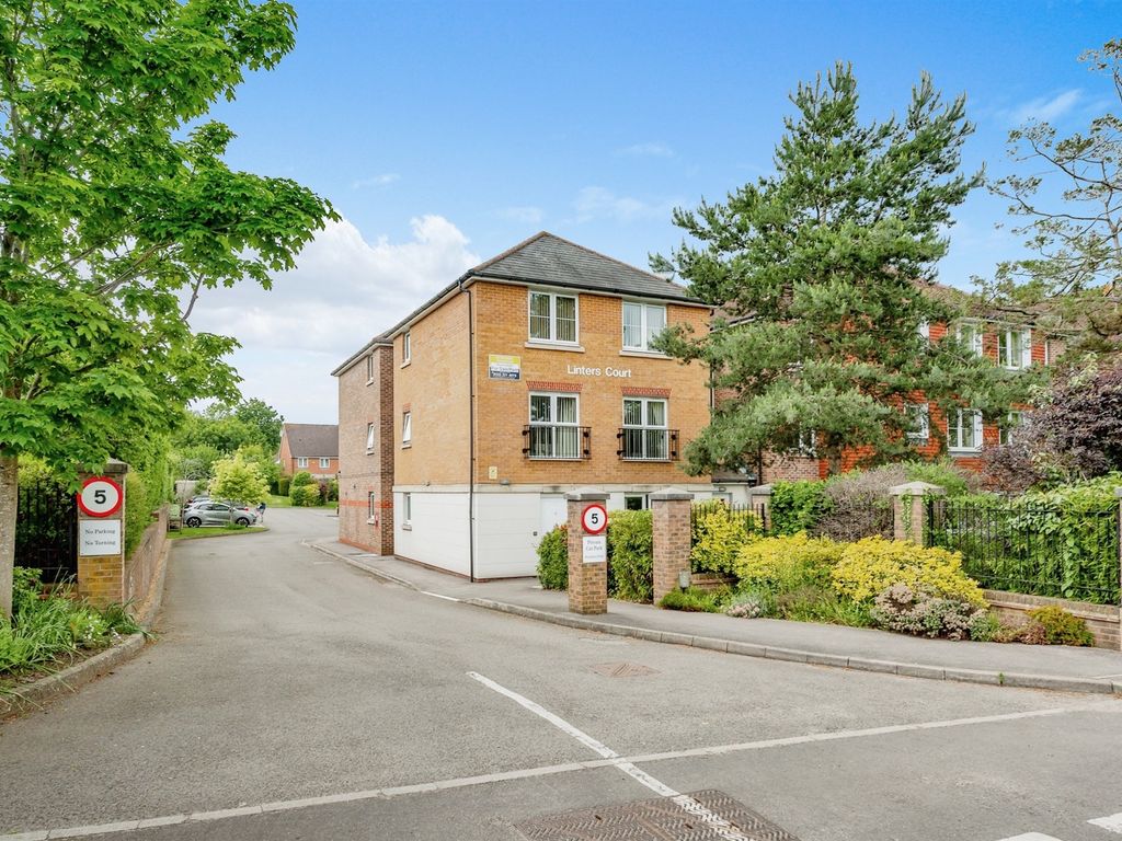 2 bed property for sale in London Road, Redhill RH1 Zoopla