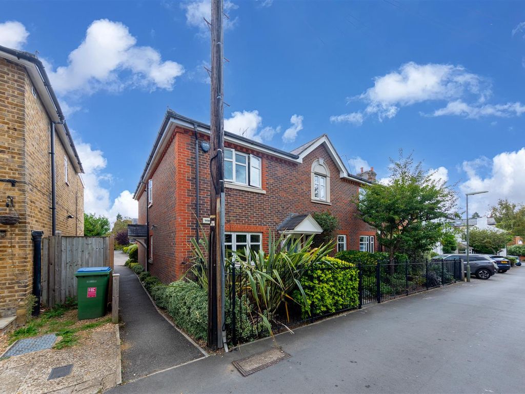 2 bed flat for sale in Heath Road, Weybridge KT13, £335,000 Zoopla