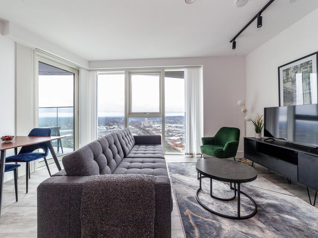 1 bed flat to rent in Portal Way, North Acton, London W3, £4,099 pcm