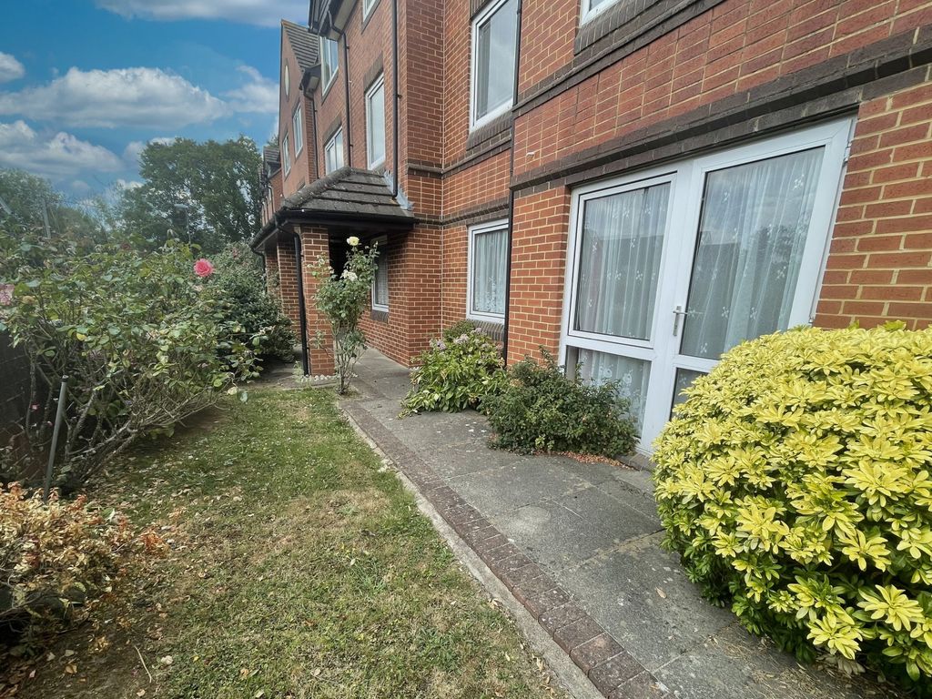 2 bed flat for sale in Southgate, Crawley RH11 Zoopla
