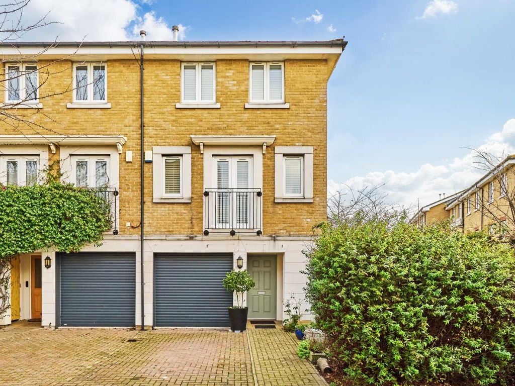 3 bed semidetached house for sale in Donato Drive, London SE15, £
