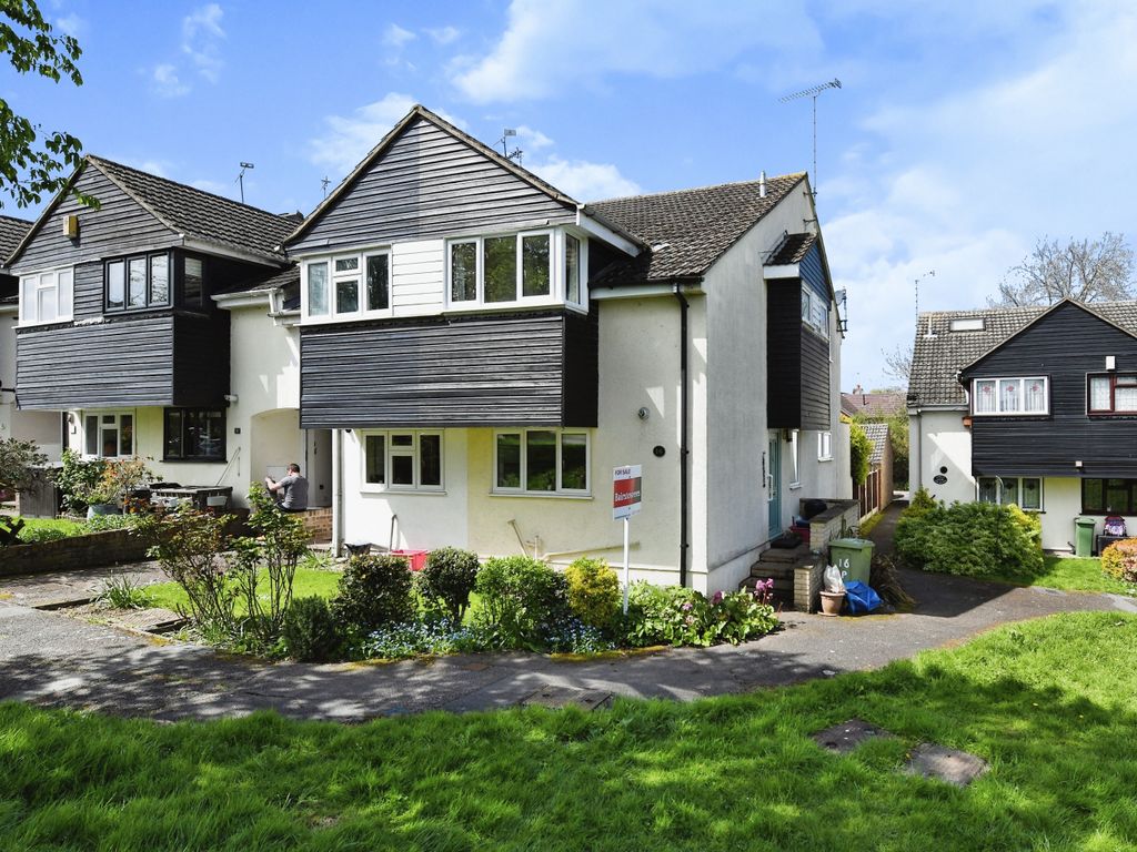 3 bed end terrace house for sale in Park Meadow, Doddinghurst
