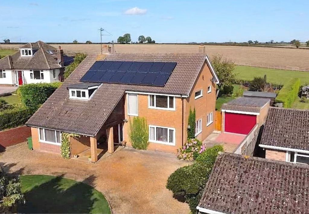 4 bed detached house for sale in Northampton Road, Denton, Northampton