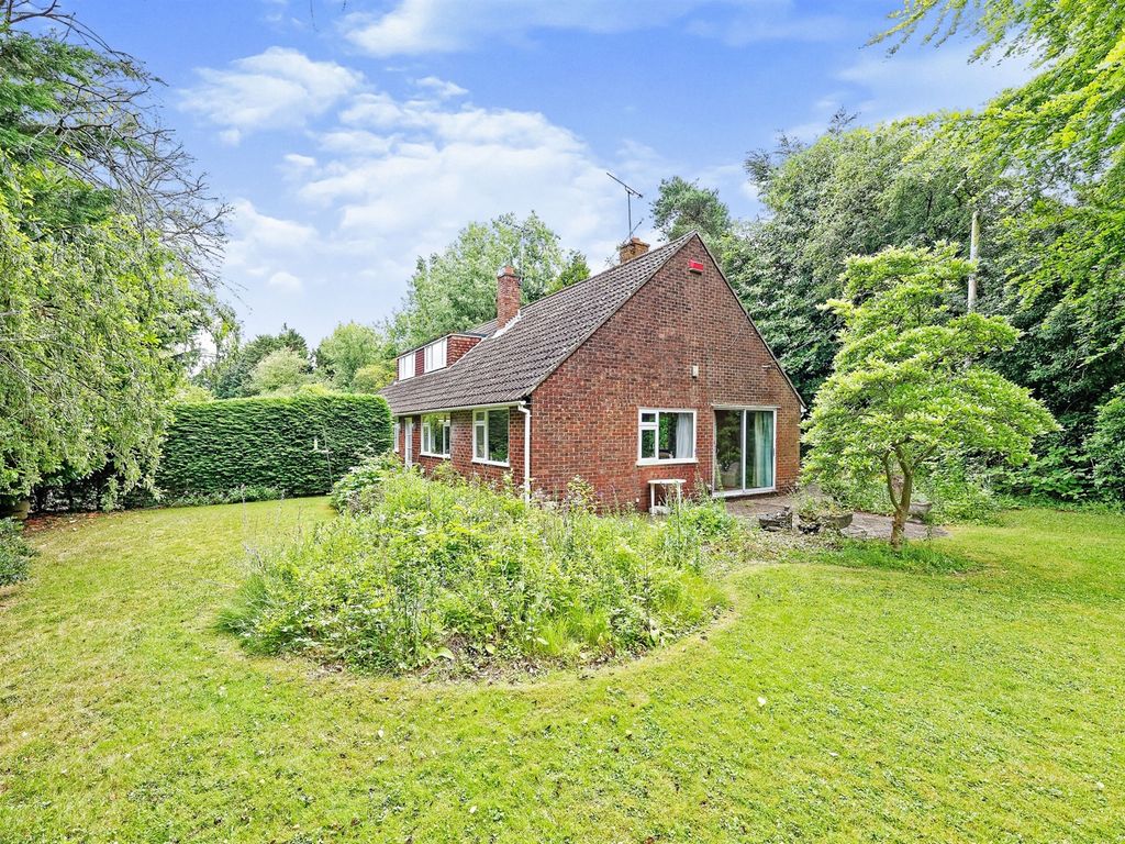 4 bed detached bungalow for sale in Newnham Lane, Eastling, Faversham