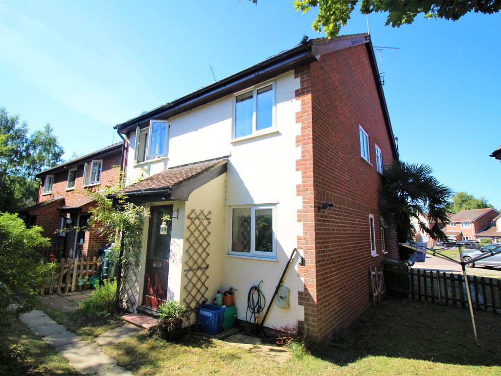 2 bed end terrace house to rent in Chamomile Gardens, Farnborough GU14