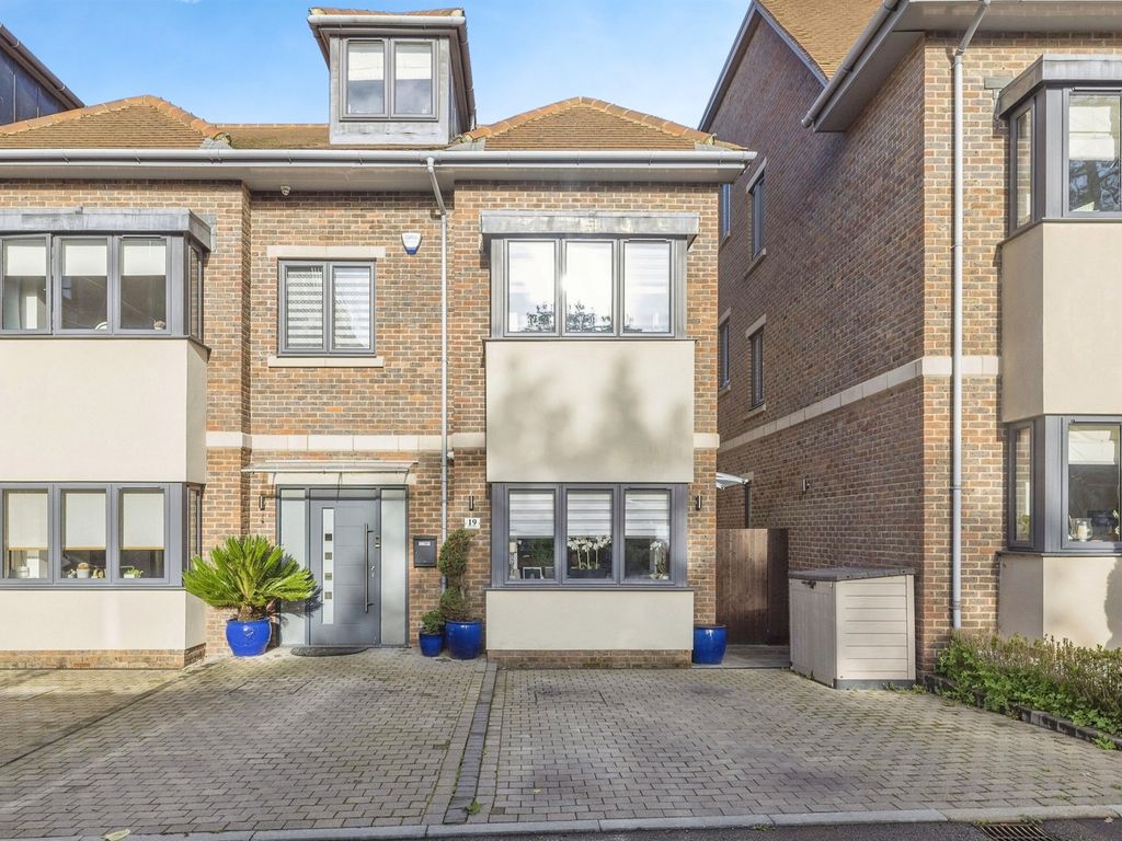 4 bed semidetached house for sale in Aspen Place, Bushey Heath, Bushey