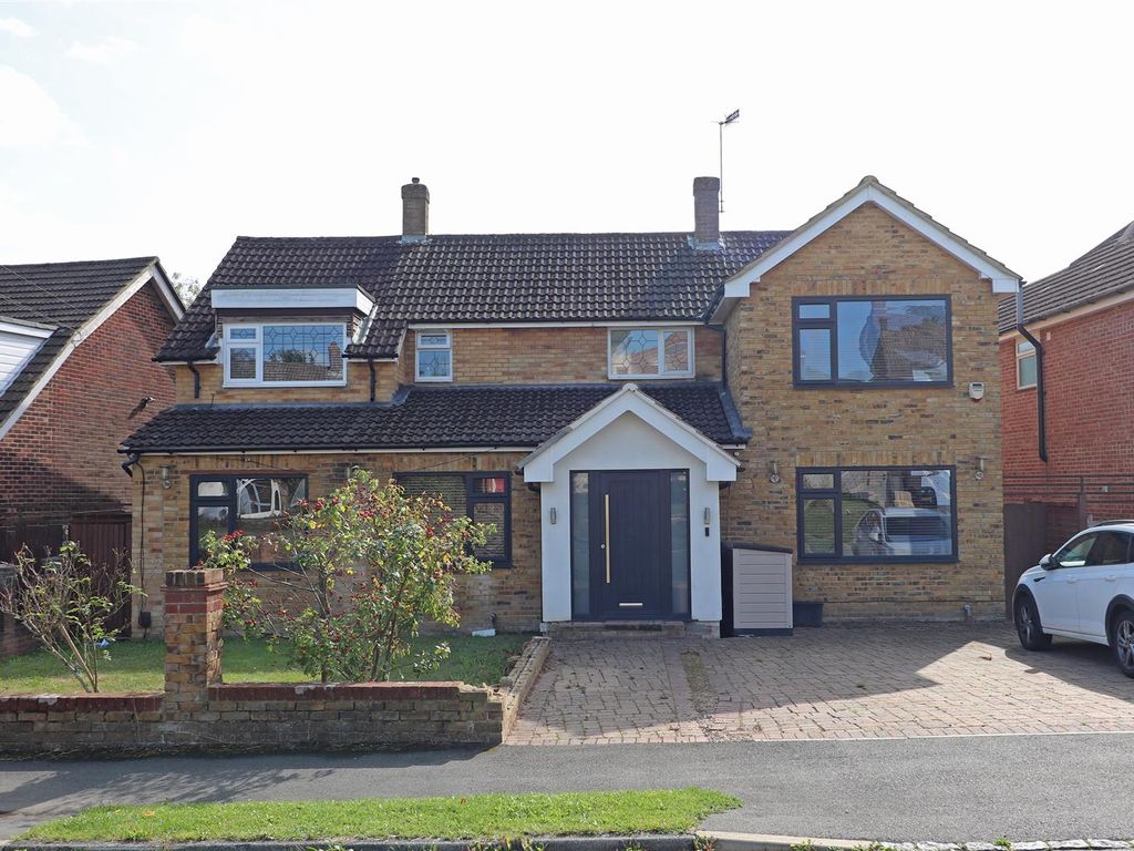 4 bed detached house for sale in Hurstleigh Drive, Redhill RH1, £