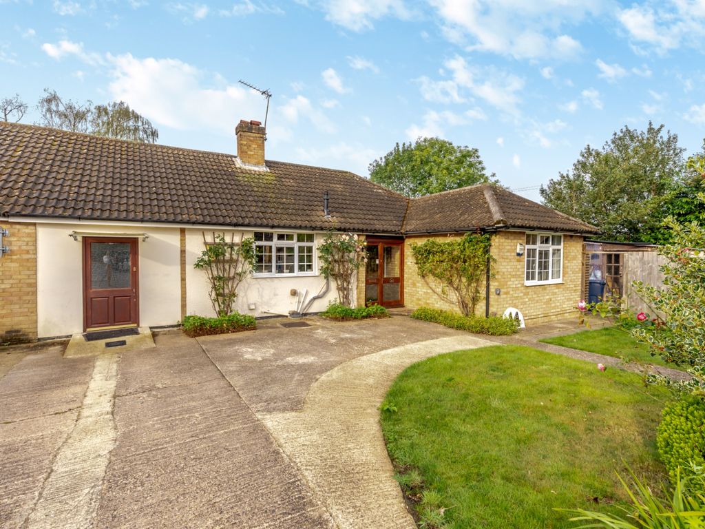 3 bed semidetached bungalow for sale in Tweenways, Chesham HP5, £