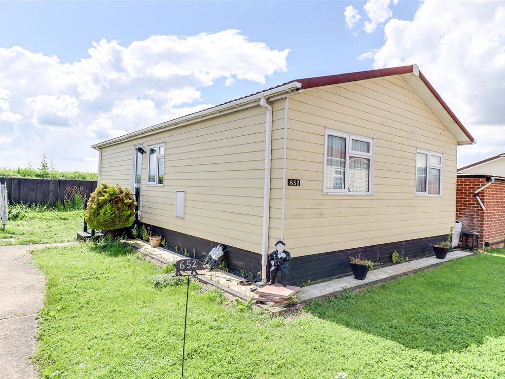 2 bed mobile/park home for sale in Kings Park, Creek Road, Canvey