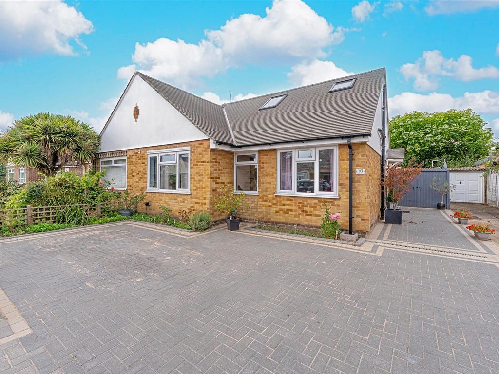 4 bed semidetached house for sale in Hollybank Close, Hampton TW12, £