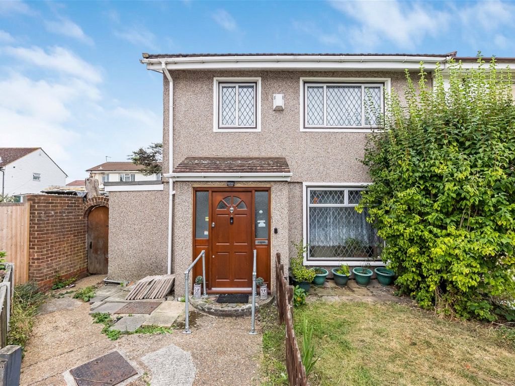3 bed semidetached house for sale in Stratford Close, Dagenham RM10, £
