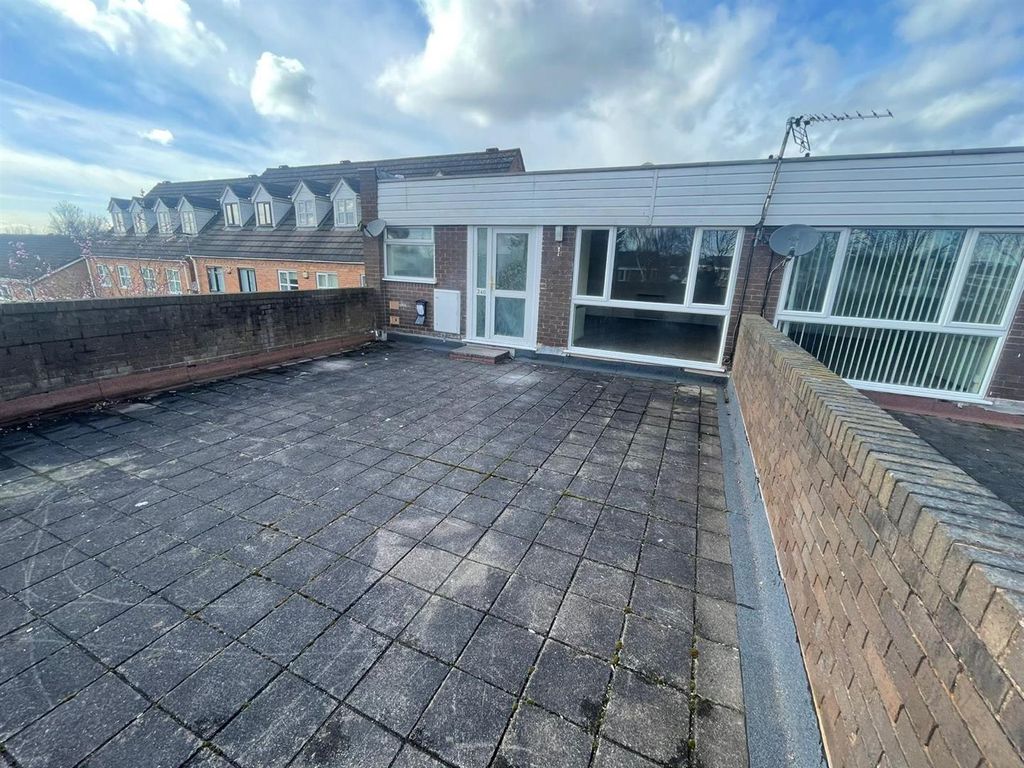 2 bed flat to rent in Stroud Avenue, Willenhall WV12 Zoopla