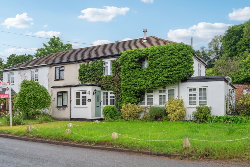 2 bed terraced house for sale in Vale Road, Chesham, Buckinghamshire