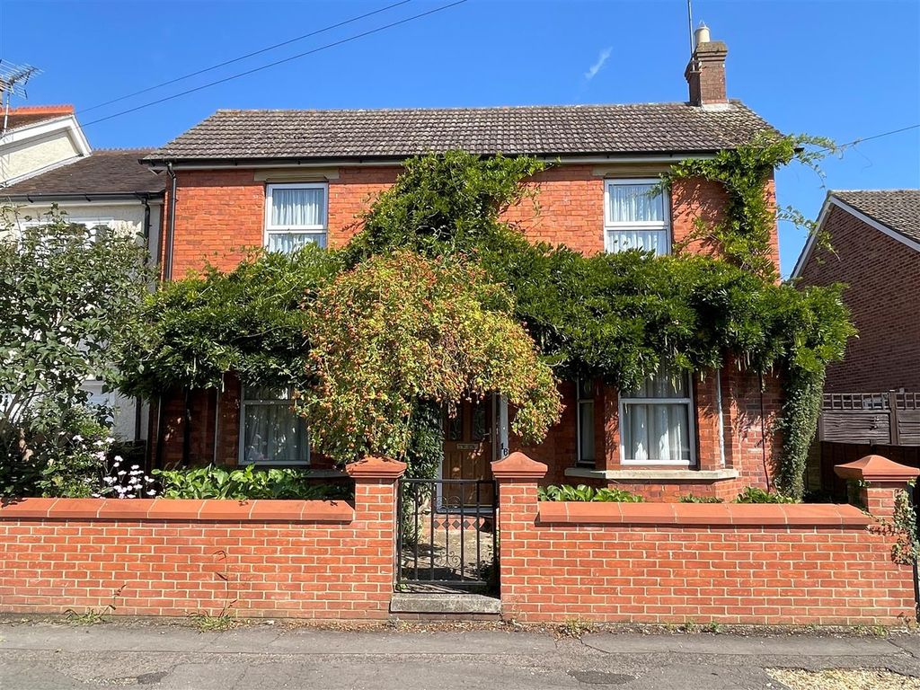 4 bed detached house for sale in Falkland Road, Newbury RG14, £575,000