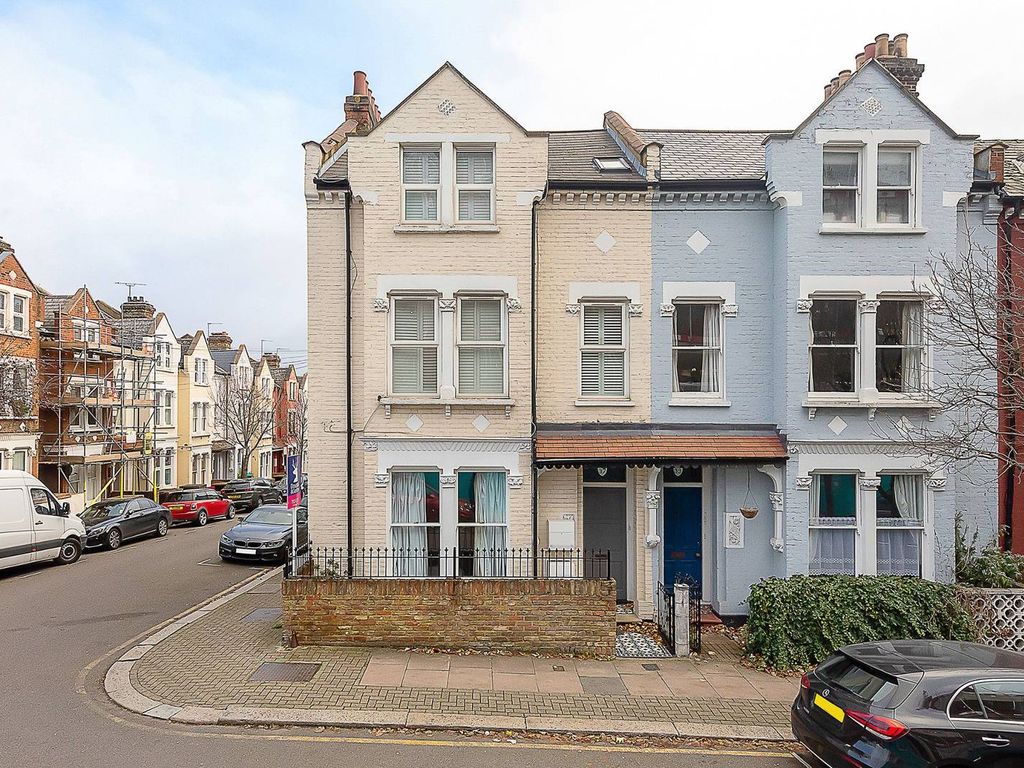 3 bed flat to rent in Eckstein Road, Clapham Junction, London SW11, £