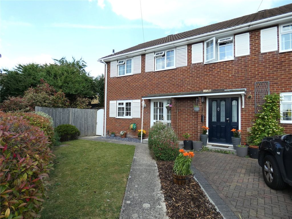 3 bed semidetached house for sale in Loveridge Close, Basingstoke