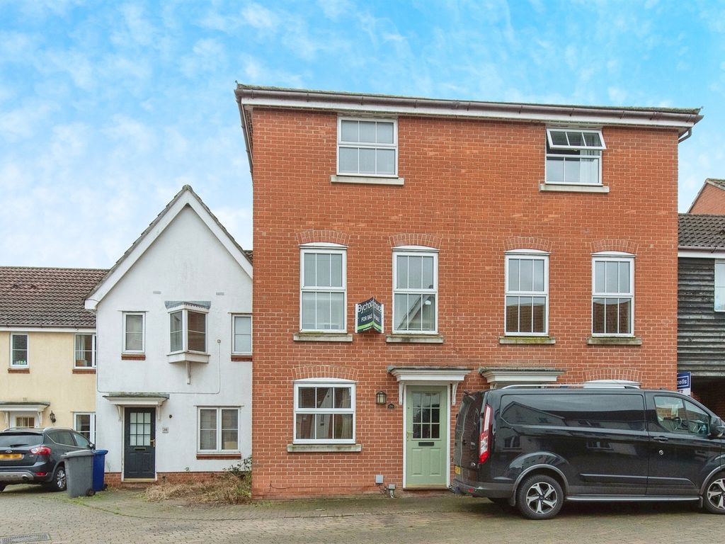 4 bed town house for sale in Chaffinch Road, Bury St. Edmunds IP32, £