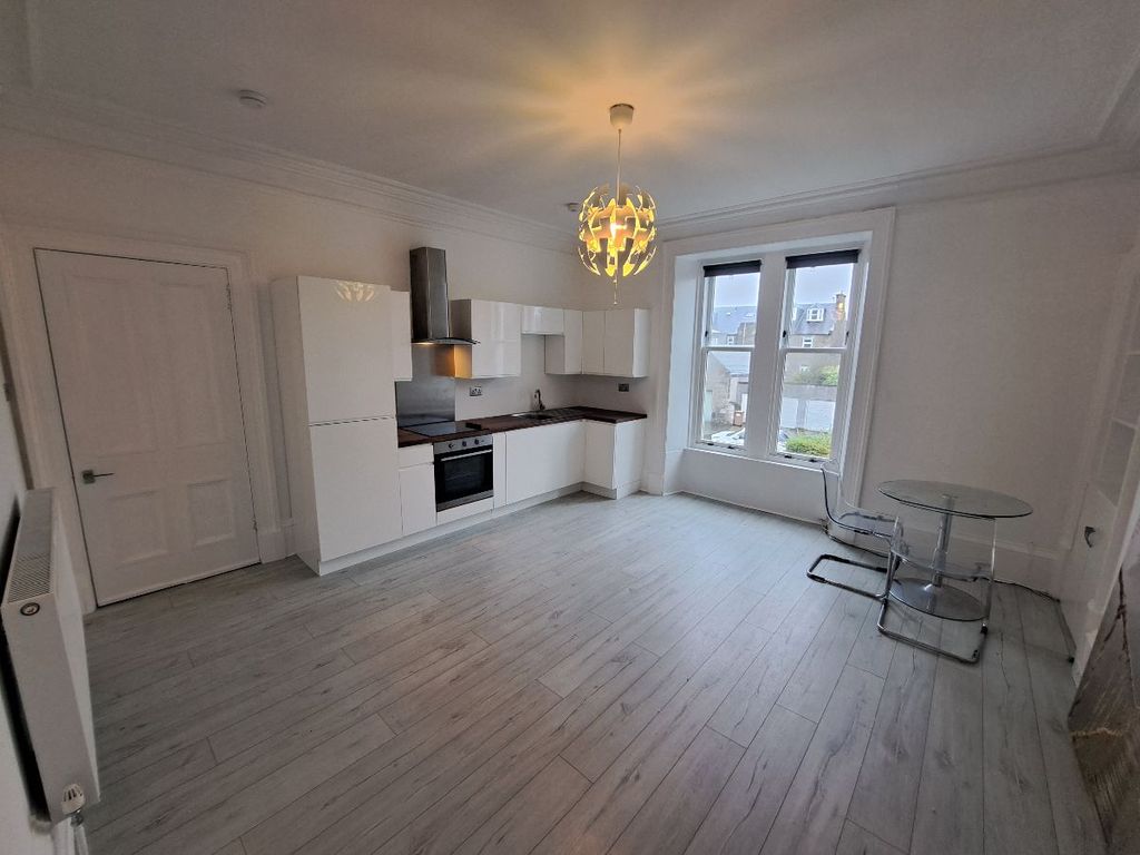 3 bed flat to rent in Castle Street, Broughty Ferry, Dundee DD5, £1,200