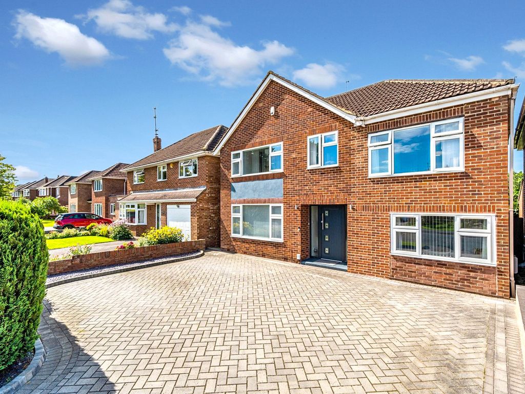 4 bed detached house for sale in Windsor Road, Lawn, Swindon, Wiltshire