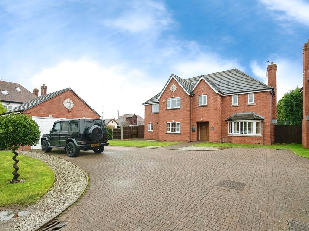 6 bed detached house for sale in Heathfield Gardens, Wolverhampton WV11