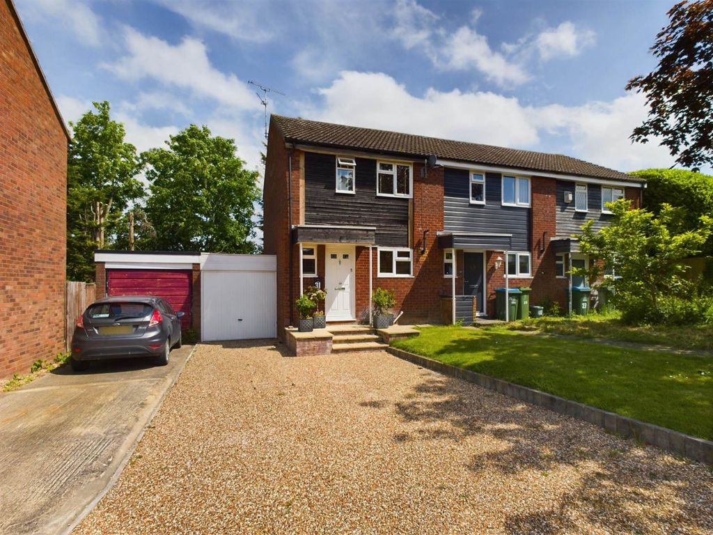 2 bed end terrace house for sale in Thackery End, Hayden Hill