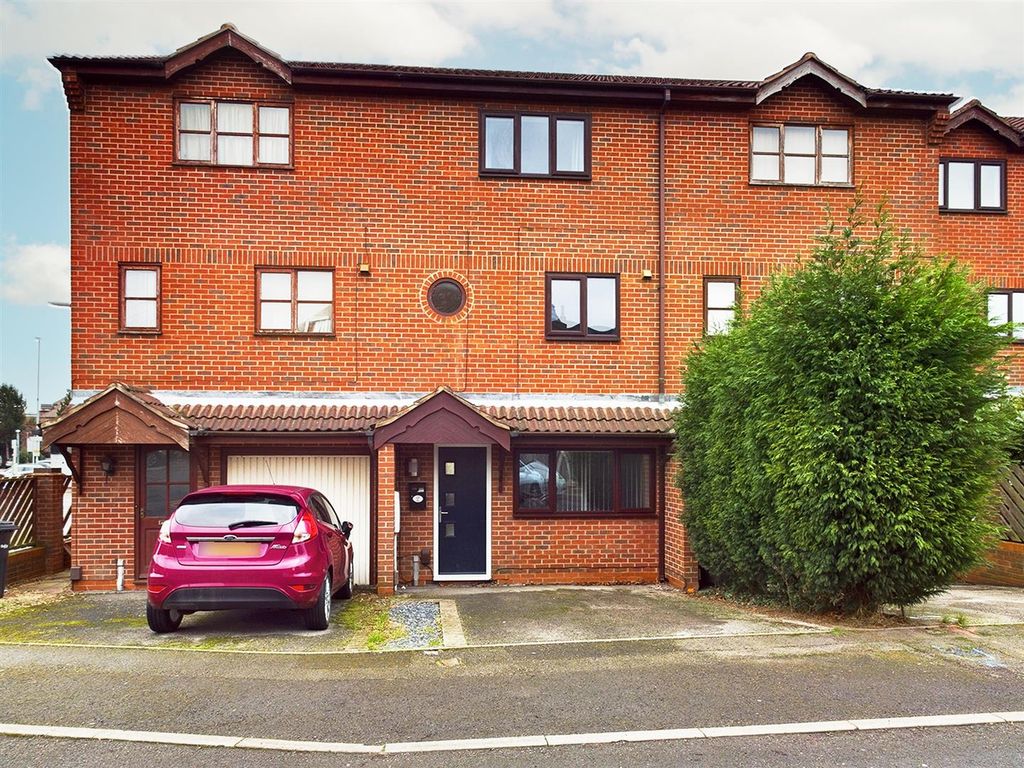 3 bed terraced house for sale in Harberton Close, Redhill, Nottingham