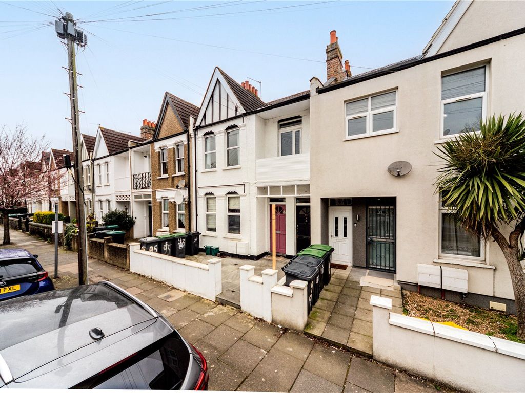 3 bed flat for sale in Sirdar Road, Wood Green, London N22, £500,000
