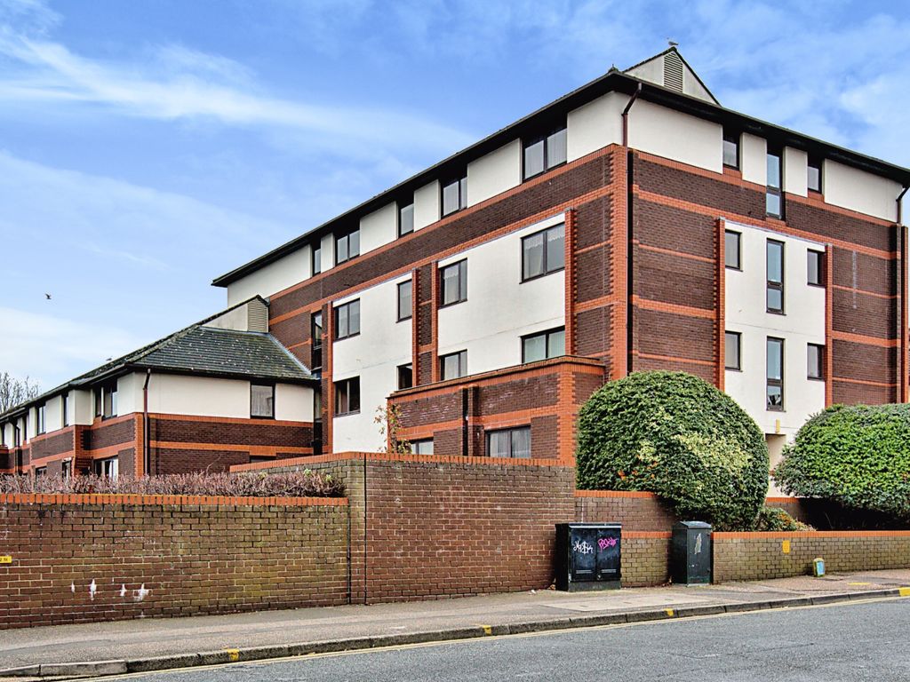 1 bed flat for sale in Sunningdale Court, Gordon Place, SouthendOnSea