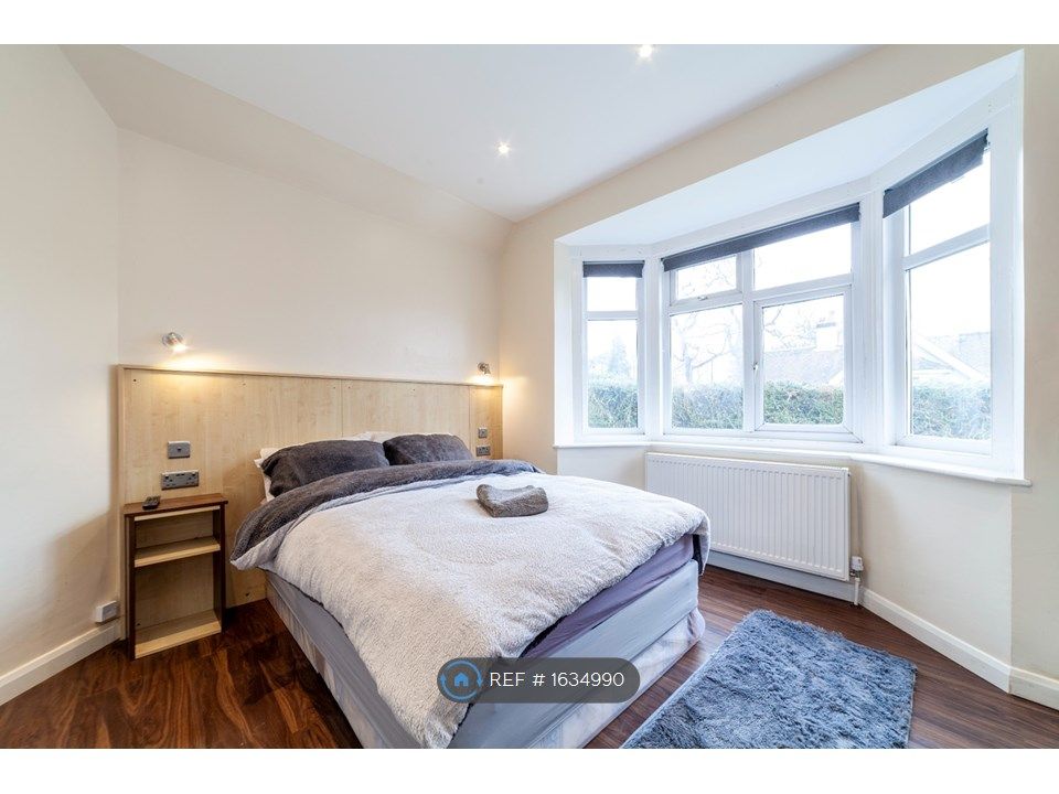 Room to rent in Russells Crescent, Horley RH6 Zoopla