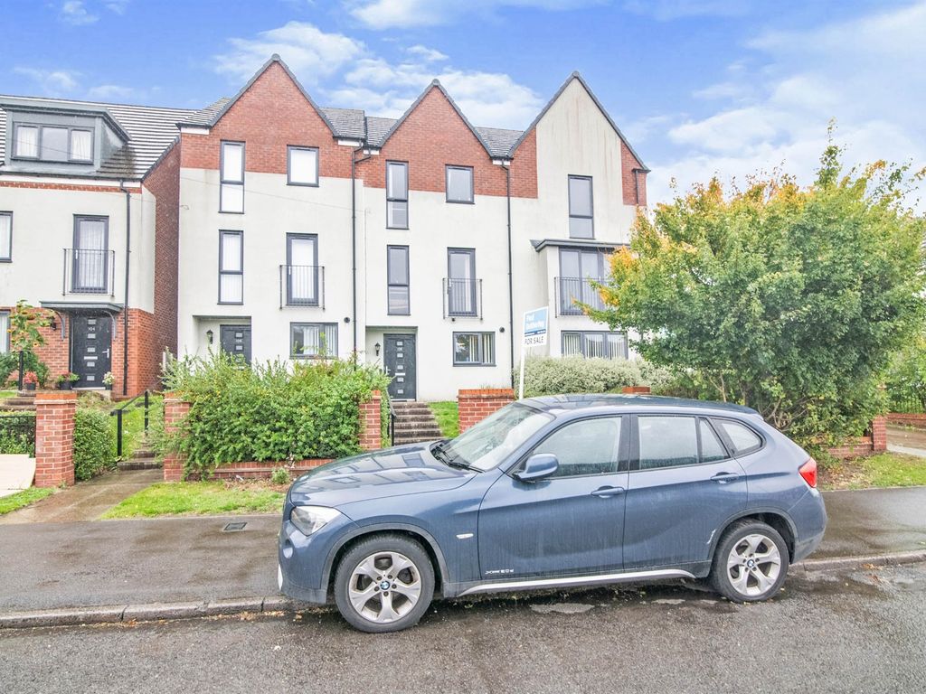 4 bed town house for sale in Sams Lane, West Bromwich B70, £290,000