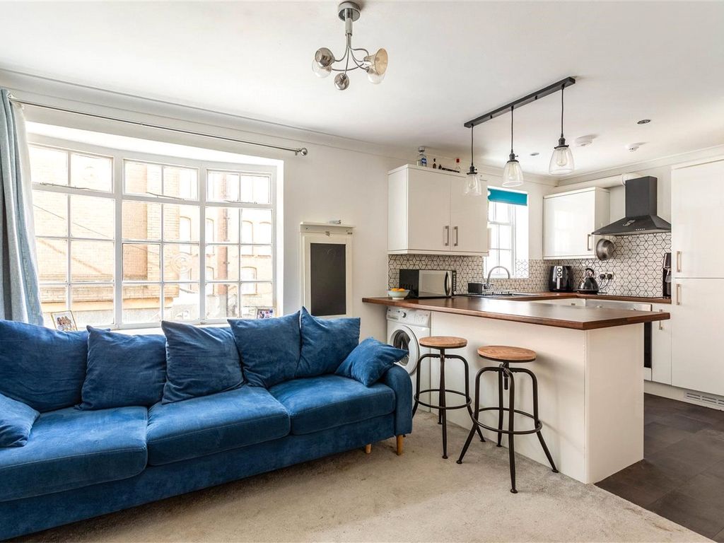 2 bed flat for sale in Queensbury Mews, Brighton, East Sussex BN1, £