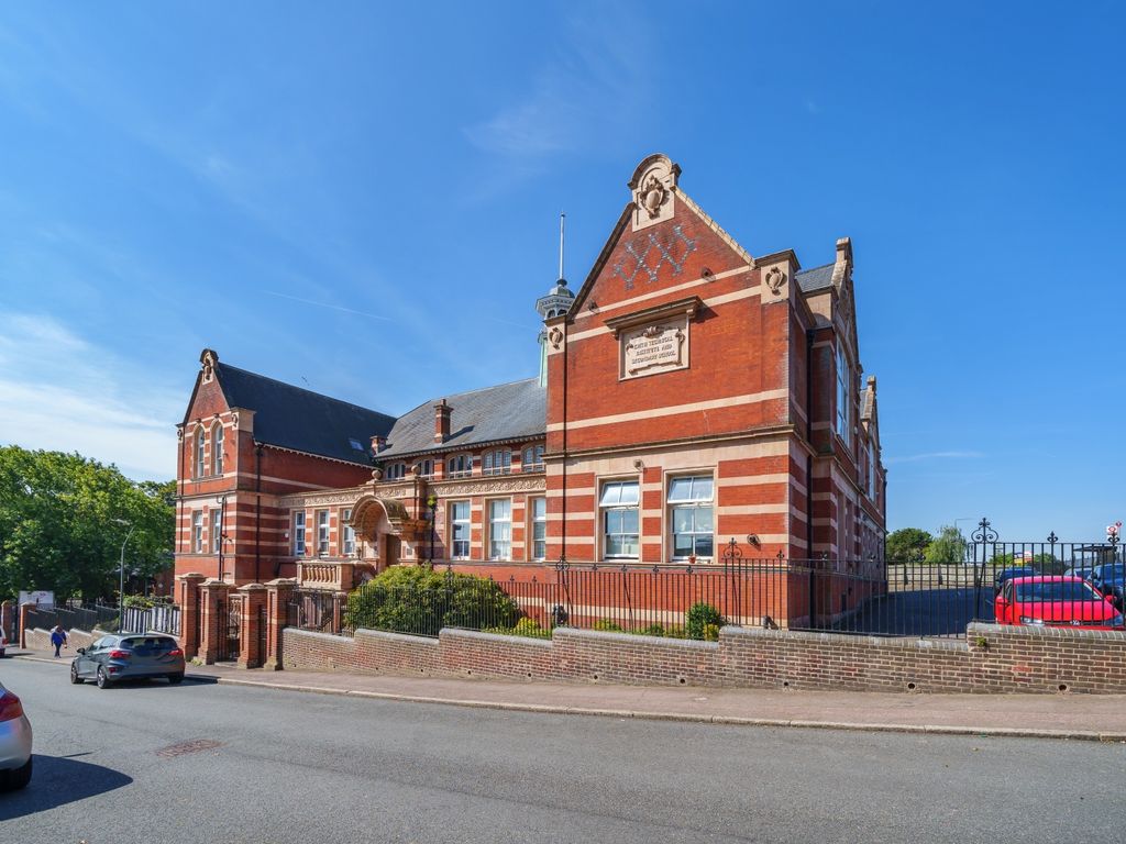 2 bed flat to rent in Upper Holly Hill Road, Belvedere DA17, £1,600 pcm