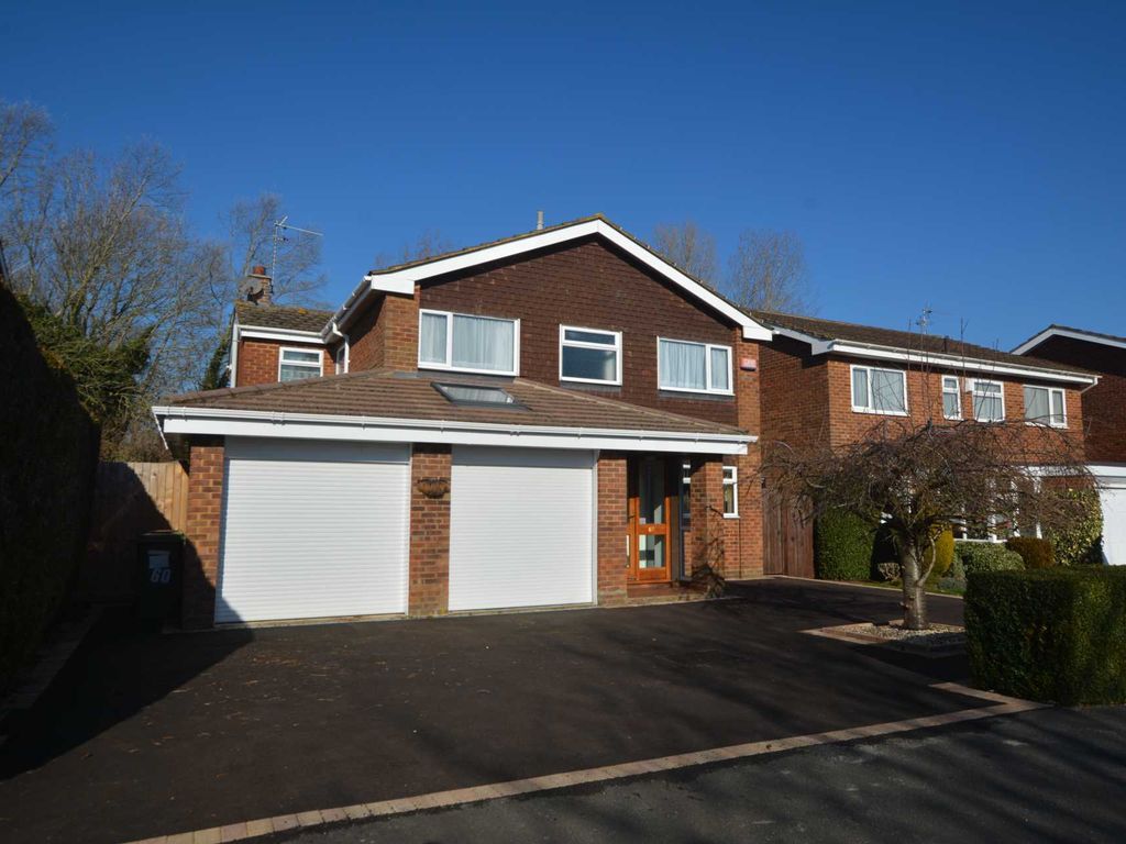 4 bed detached house to rent in Windmill Hill Drive, Bletchley MK3, £