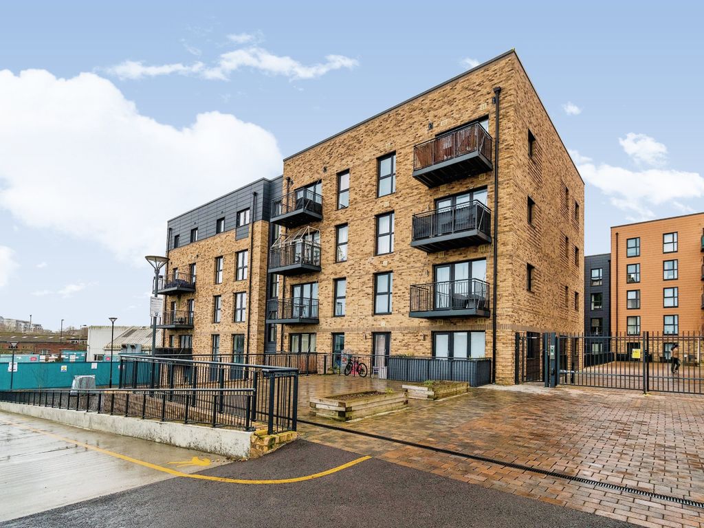 2 bed flat for sale in Thomas Blake Avenue, Southampton, Hampshire SO14