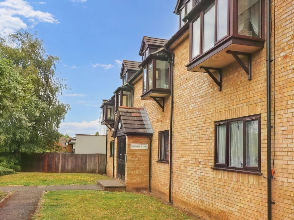 2 bed flat to rent in Jeffreys House, Bond Road, Surbiton KT6, £1,750